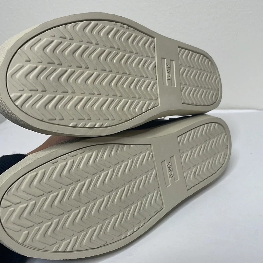 New‎ TOMS Youth Boots Capsule Sneakers sz 5 Tan